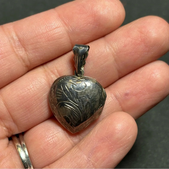 1980'S VINTAGE ETCHED STERLING SILVER 925 PUFFY HEART LOCKET KEEPSAKE PENDANT - Picture 2 of 7